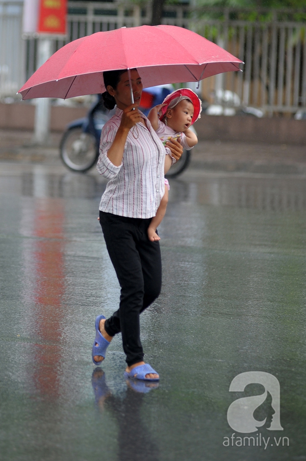 Mưa kéo dài, thời tiết Hà Nội mát mẻ như mùa thu